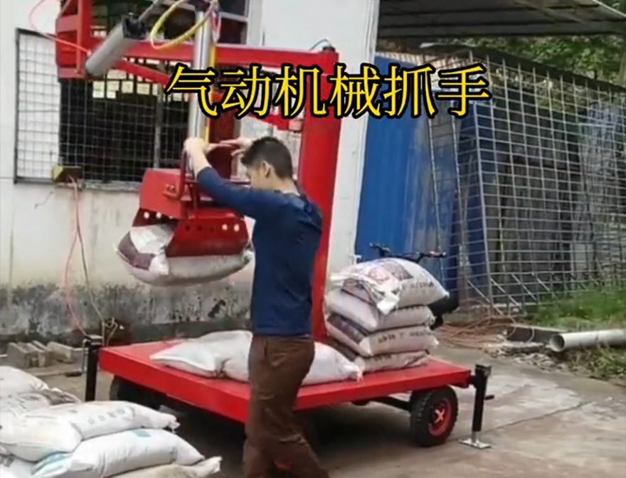 平和县机械抓手饲料抓袋机操作方便吗平和县水泥抓手机械抓手青储搬运机平和县本地农用随车抓